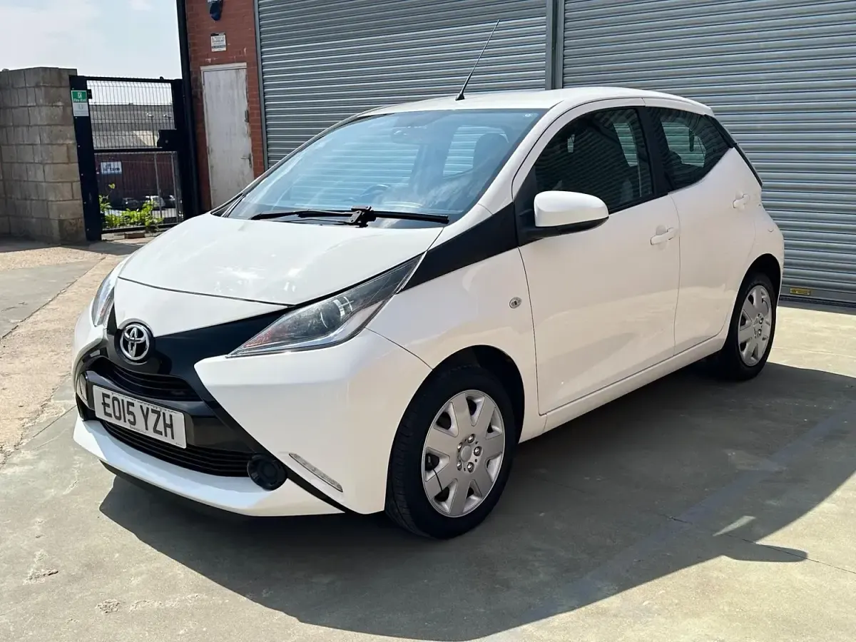 Used Toyota Aygo X-play 69 HP (50 kW) 2015 White Hatchback