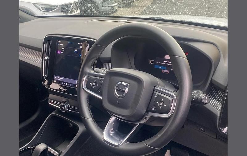 New Volvo XC40 Plus 194 HP (142 kW) 2025 White SUV