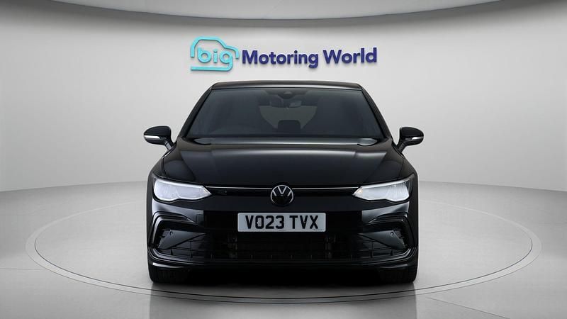 Second-hand VW Golf VIII R-line 148 CP (108 kW) 2023 Negru Hatchback