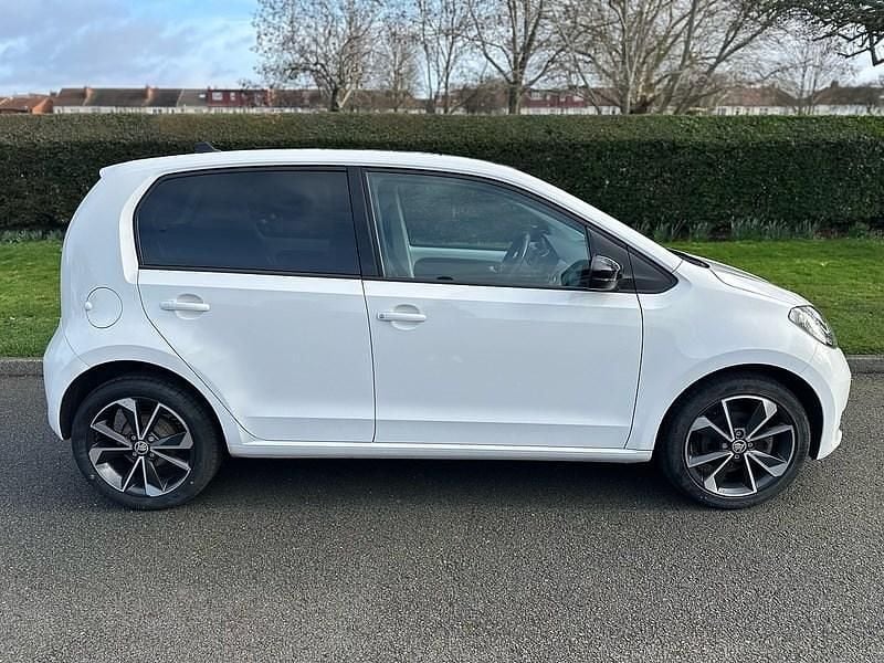 Used Skoda Citigo-e IV SE L 61 kW (83 HP) 2020 White Hatchback