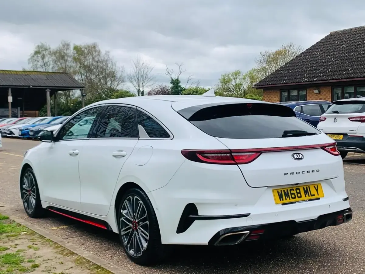 Begagnad Kia ProCeed GT 204 HK (150 kW) 2019 Vit Kombi