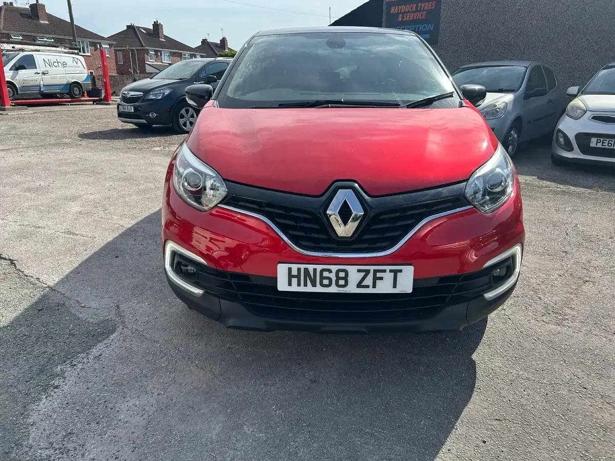 Used Renault Captur Iconic 90 HP (66 kW) 2018 Red/black SUV