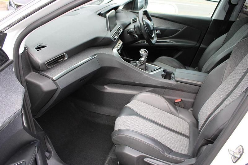 Used Peugeot 3008 Allure 118 HP (86 kW) 2018 White SUV