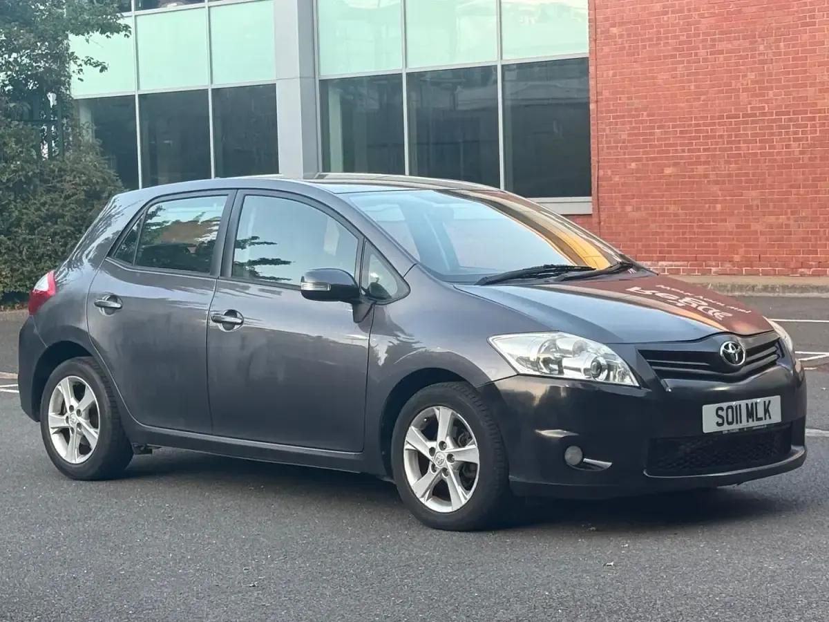 Used Toyota Auris 99 HP (72 kW) 2011 Grey Hatchback