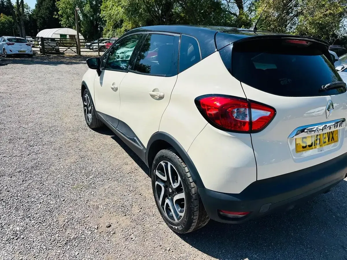Used Renault Captur Dynamique 90 HP (66 kW) 2015 White SUV