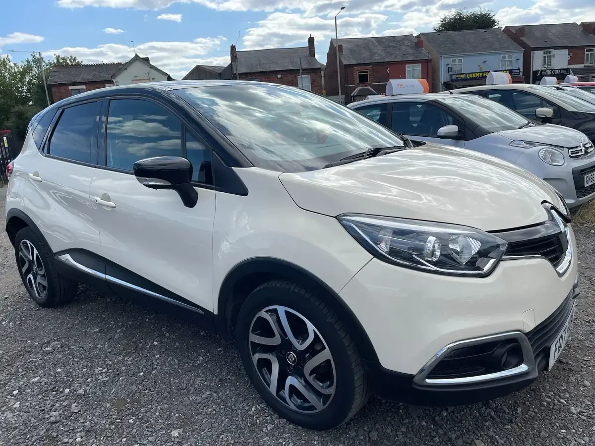 Used Renault Captur Dynamique 90 HP (66 kW) 2017 Cream/black SUV