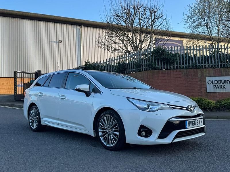 Used Toyota Avensis 143 HP (105 kW) 2016 White Estate