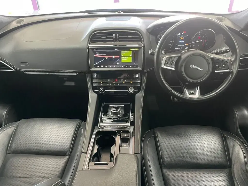 Second-hand Jaguar F-Pace R-Sport 180 CP (132 kW) 2019 Argintiu SUV