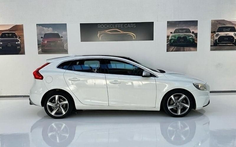 Used Volvo V40 R-Design 122 HP (89 kW) 2015 Hatchback