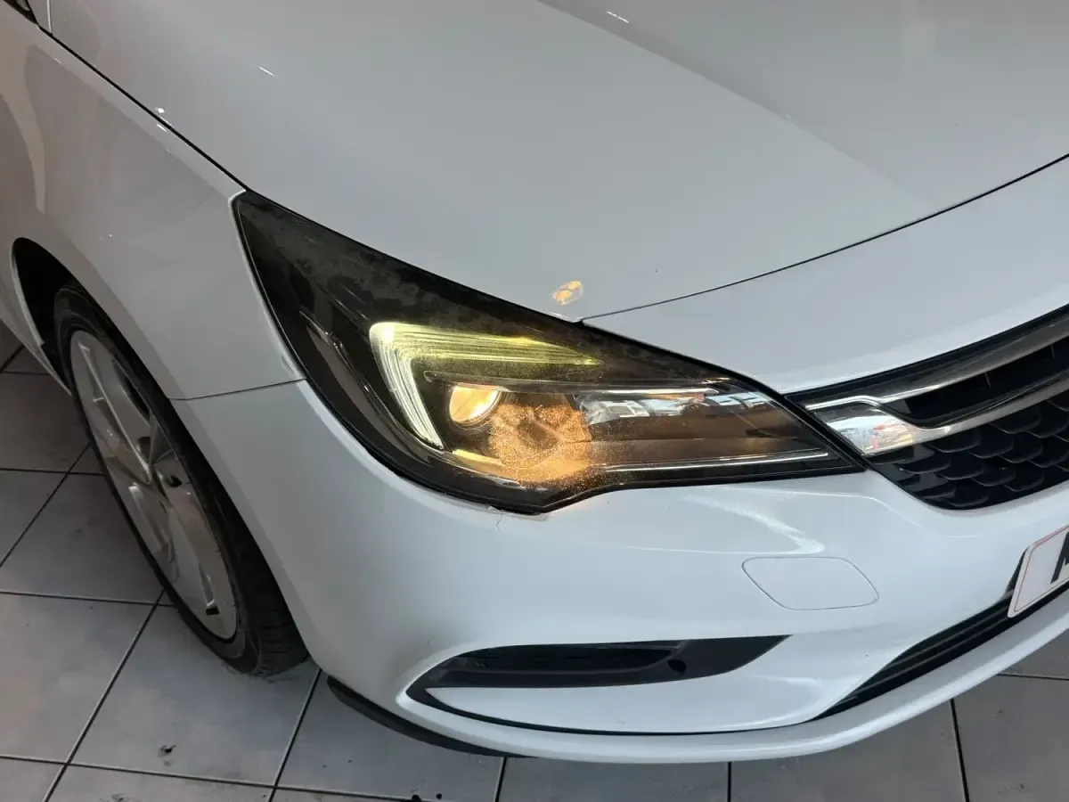 Used Vauxhall Astra SRi 2017 White Hatchback