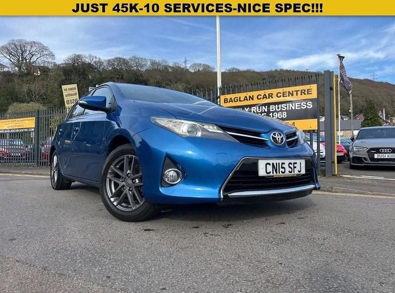 Used Toyota Auris Plus 132 HP (97 kW) 2015 Blue Hatchback