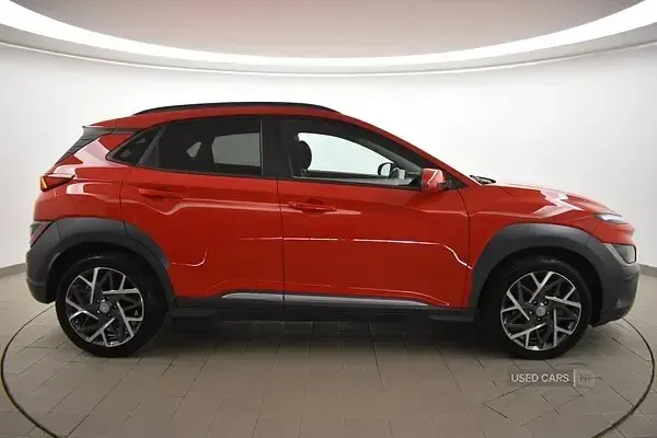 Gebraucht Hyundai Kona Premium 141 PS (103 kW) 2023 Rot SUV