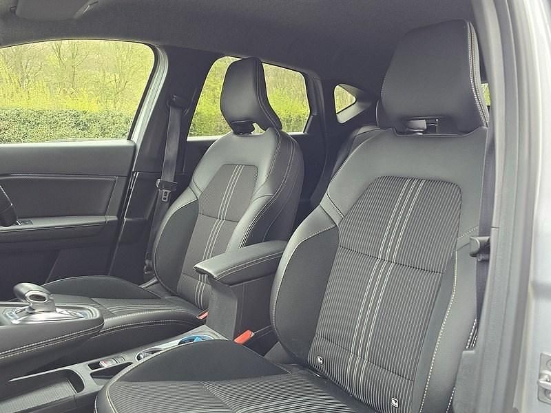 Used Renault Captur Engineered 143 HP (105 kW) 2024 Highland grey with diamond black roof SUV