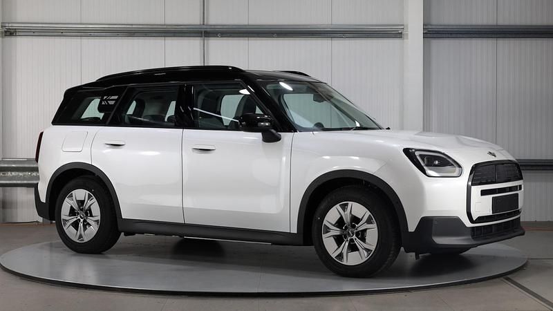 White Used 2024 Mini Countryman Classic SUV | £28,000 (Super price) - Image 1/4