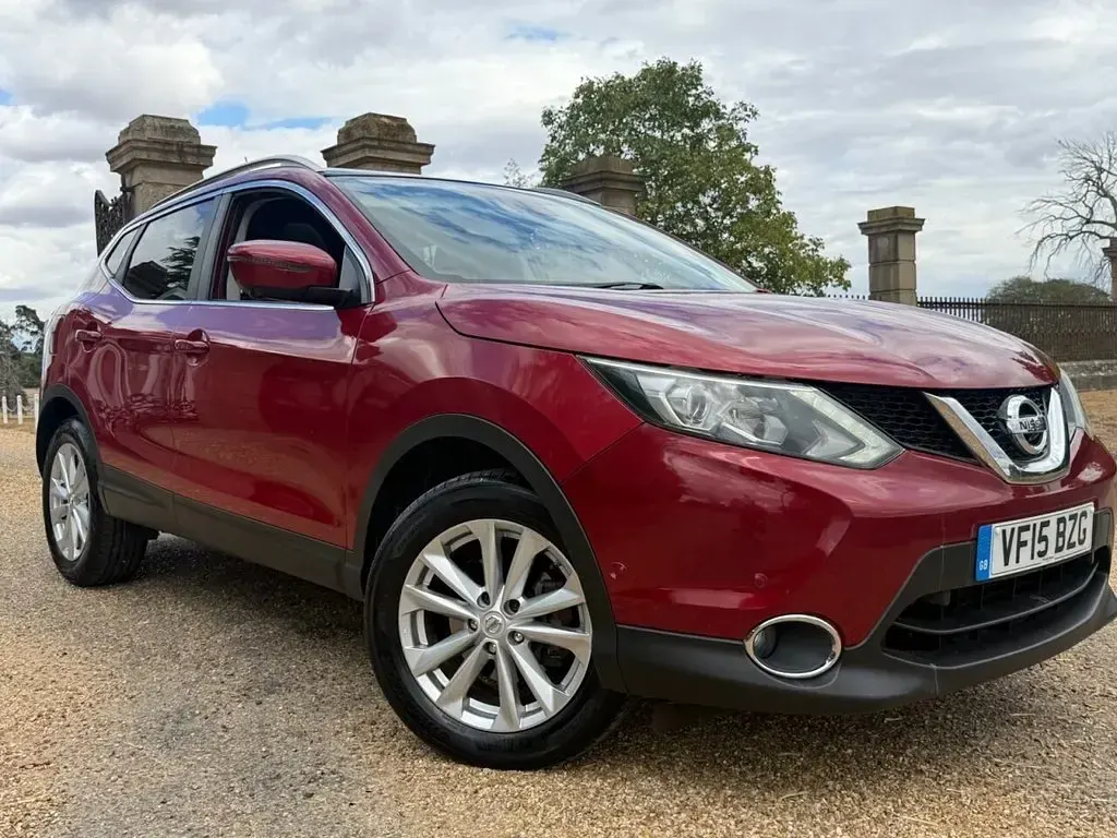 Used Nissan Qashqai S 163 HP (119 kW) 2015 Red SUV