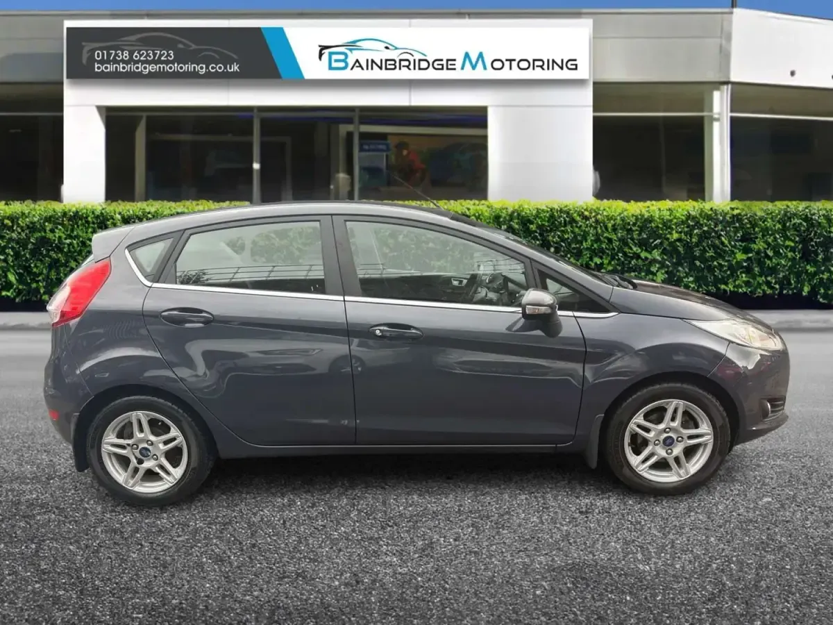 Usado Ford Fiesta Zetec 125 HP (91 kW) 2013 Cinzento Citadino