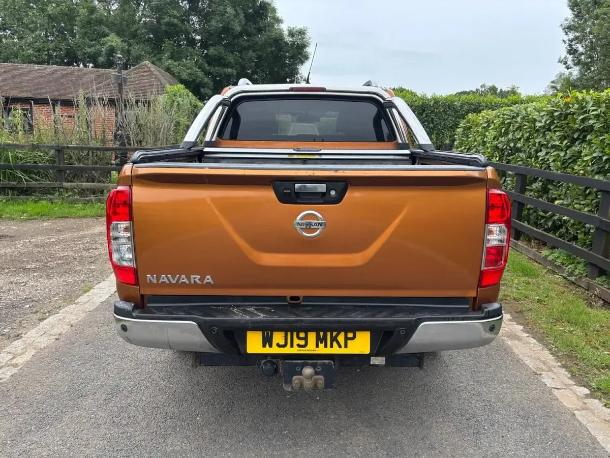 Used Nissan Navara Tekna 190 HP (139 kW) 2019 Yellow Pickup