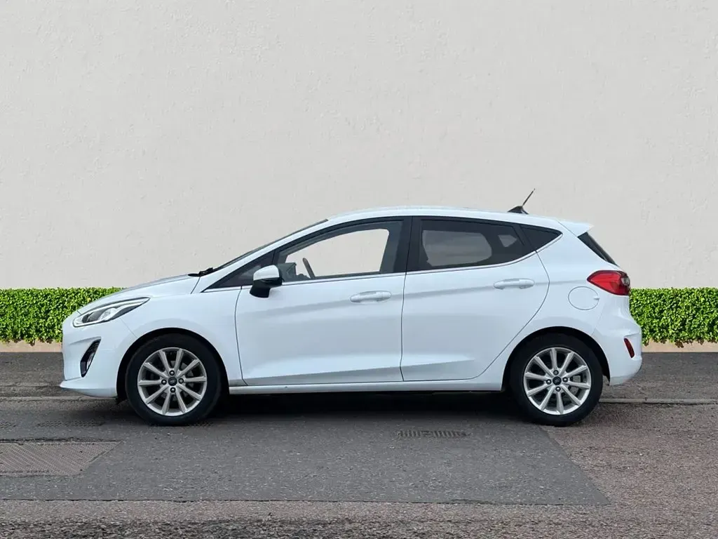 Second-hand Ford Fiesta Titanium 125 CP (91 kW) 2021 Alb Hatchback