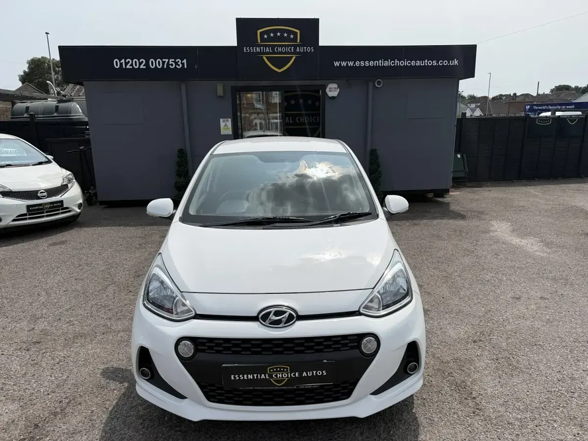 Used Hyundai i10 Premium 87 HP (63 kW) 2017 White Hatchback