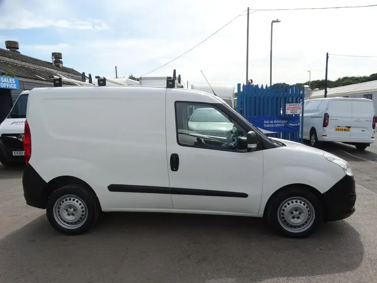 Used Vauxhall Combo 105 HP (77 kW) 2016 White MPV