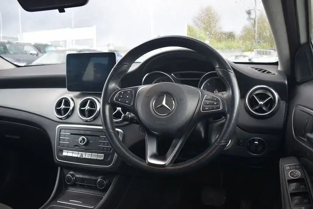 Used Mercedes GLA180 Urban 122 HP (89 kW) 2019 White SUV