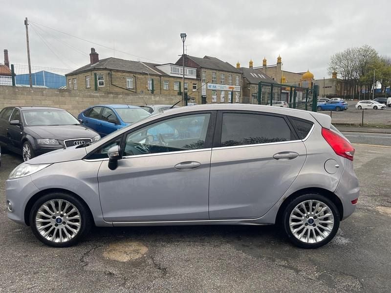 Used Ford Fiesta Titanium 96 HP (70 kW) 2012 Silver Hatchback
