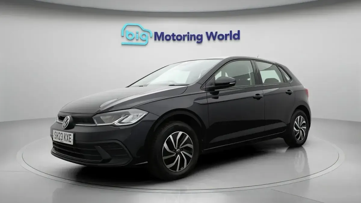 Begagnad VW Polo Life 2023 Svart Halvkombi