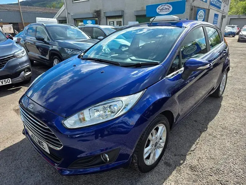 Begagnad Ford Fiesta Zetec 2014 Blå Halvkombi