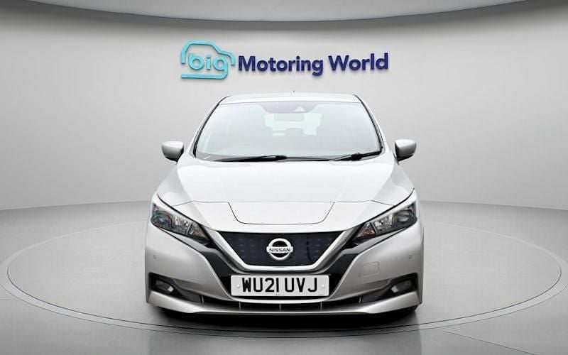 Begagnad Nissan Leaf Acenta 110 kW (150 HK) 2021 Silver Halvkombi