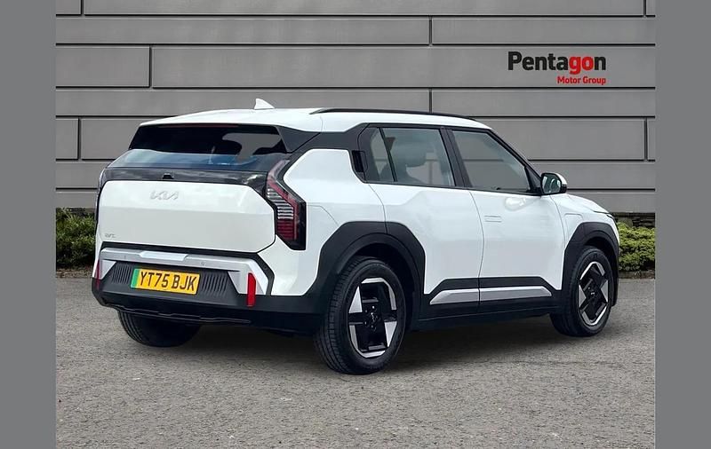 Used Kia EV3 Air 147 kW (201 HP) 2025 White SUV