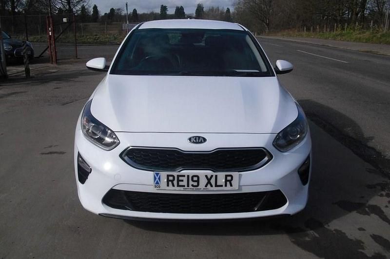 Used Kia Ceed 114 HP (83 kW) 2019 White Hatchback