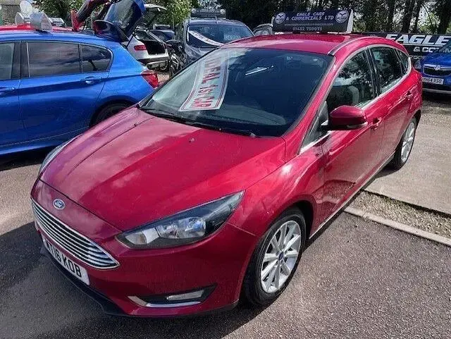 Begagnad Ford Focus Titanium 125 HK (91 kW) 2016 Röd Halvkombi