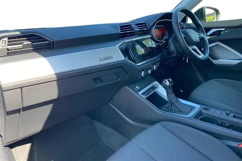 Usado Audi Q3 Comfort 150 HP (110 kW) 2023 Preto SUV
