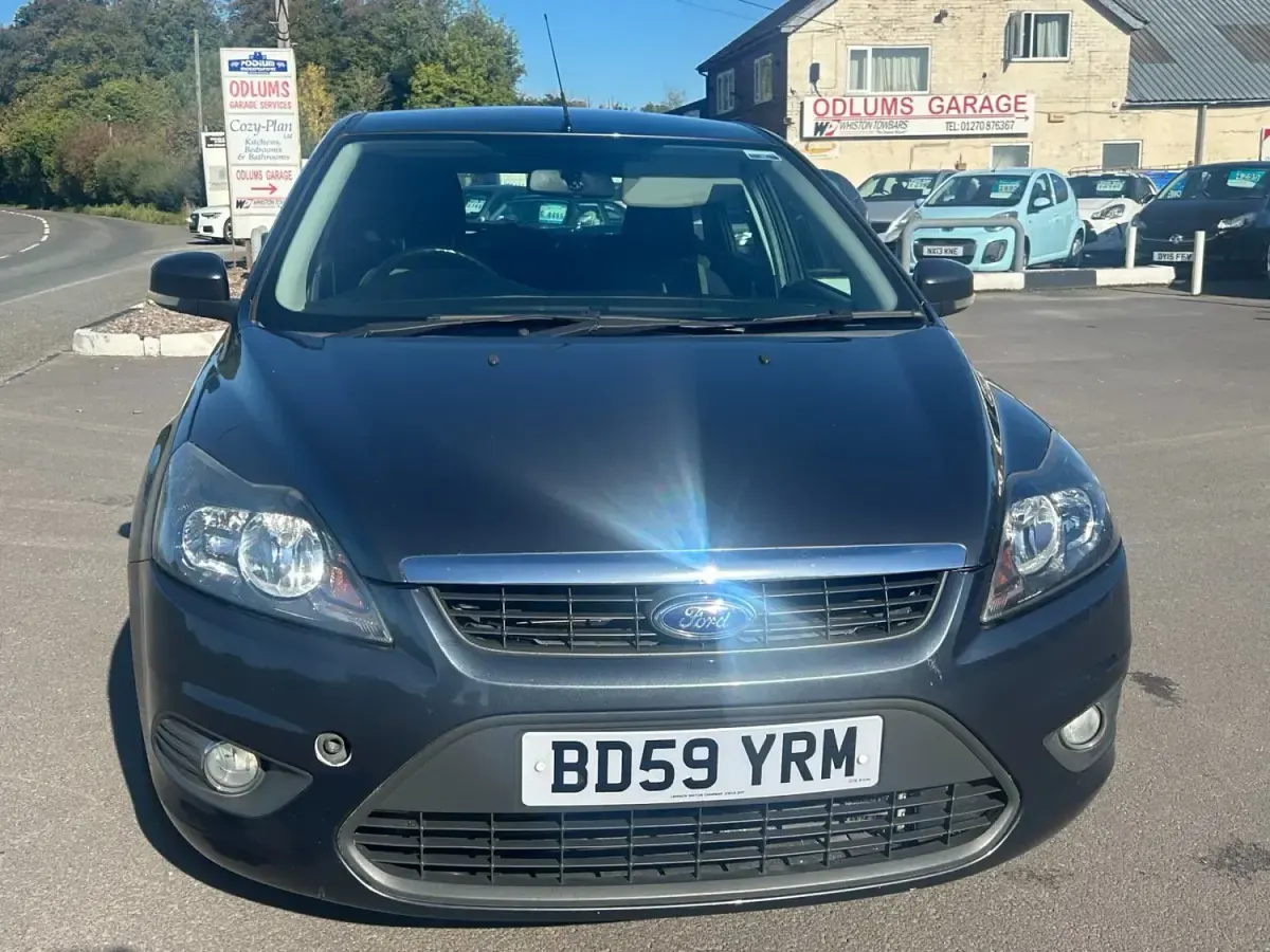 Usado Ford Focus Zetec 2010 Cinzento Citadino