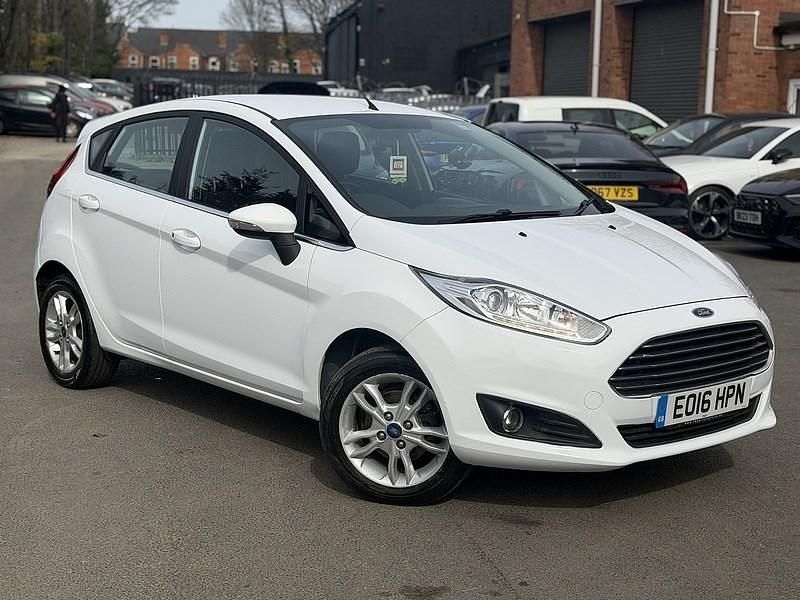 Used Ford Fiesta Zetec 100 HP (73 kW) 2016 White Hatchback