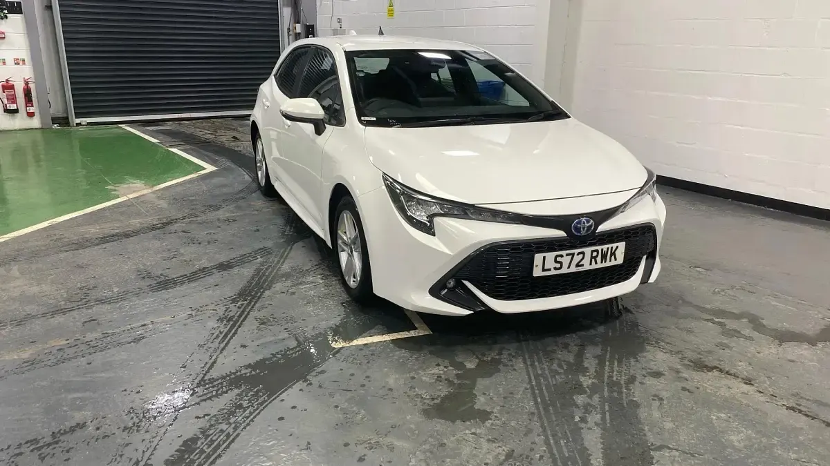 Used Toyota Corolla 122 HP (89 kW) 2022 White Hatchback