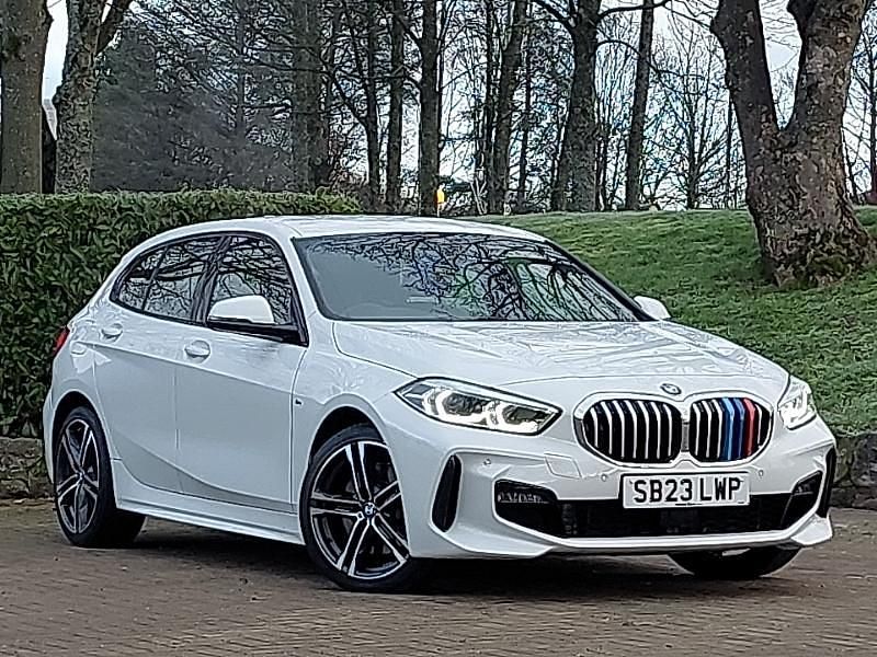 Begagnad BMW 120 M Sport 190 HK (139 kW) 2023 Vit Halvkombi