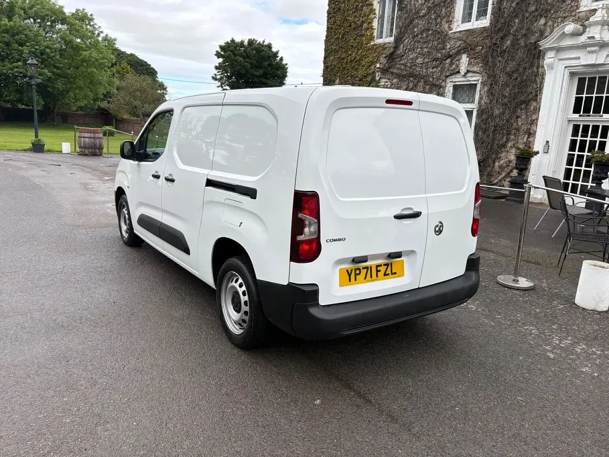 Used Vauxhall Combo Edition 100 HP (73 kW) 2021 White MPV