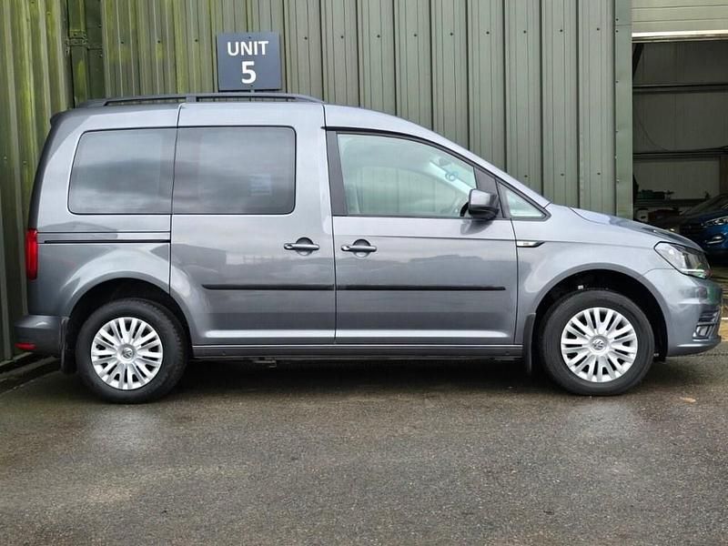 Usado VW Caddy S 102 HP (75 kW) 2017 Cinzento Monovolume