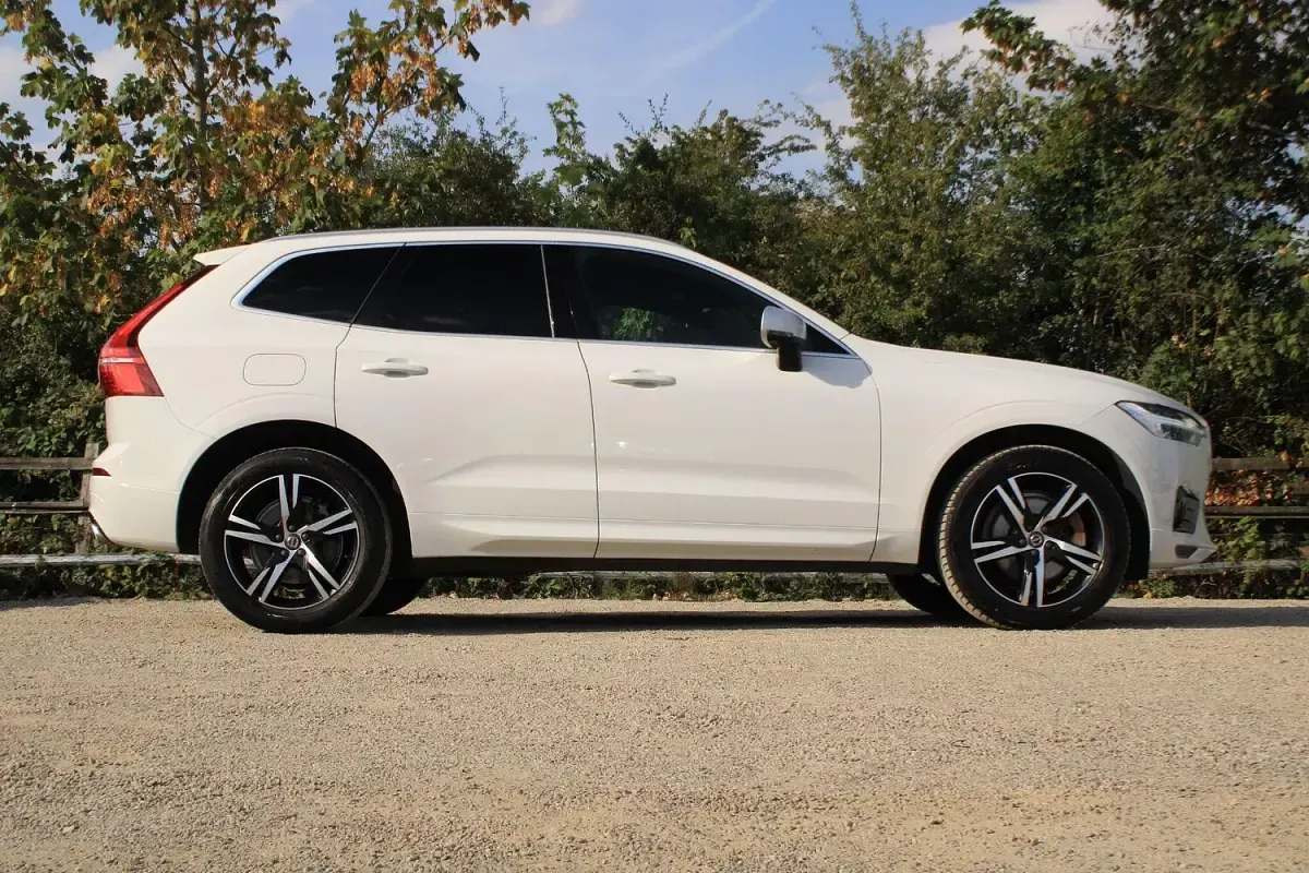 Used Volvo XC60 R-Design 187 HP (137 kW) 2018 White SUV
