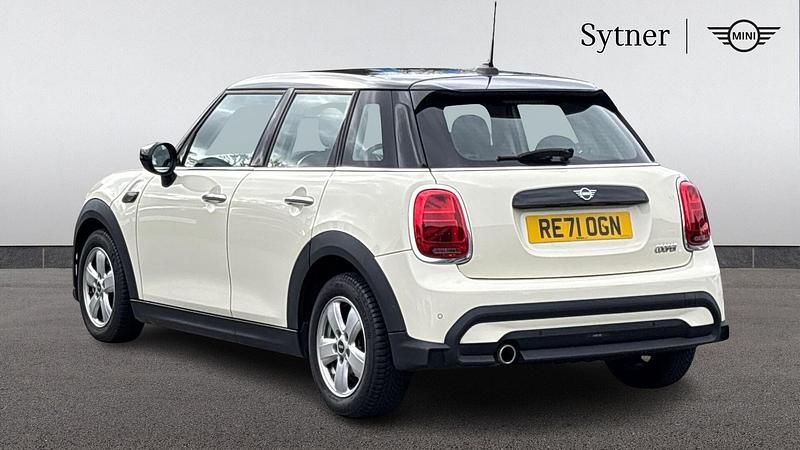 Used Mini Cooper Classic 134 HP (98 kW) 2021 White Hatchback