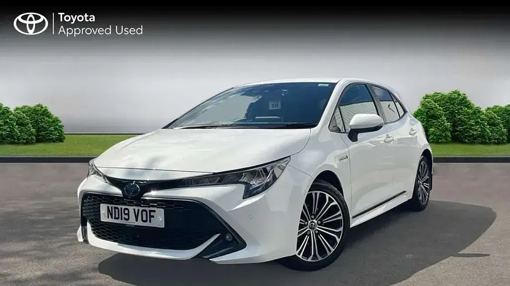Used Toyota Corolla Design 122 HP (89 kW) 2019 White Hatchback