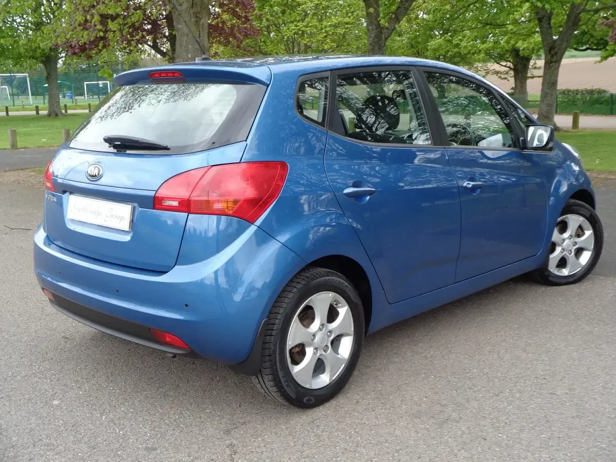 Used Kia Venga 125 HP (91 kW) 2015 Planet blue metallic Hatchback