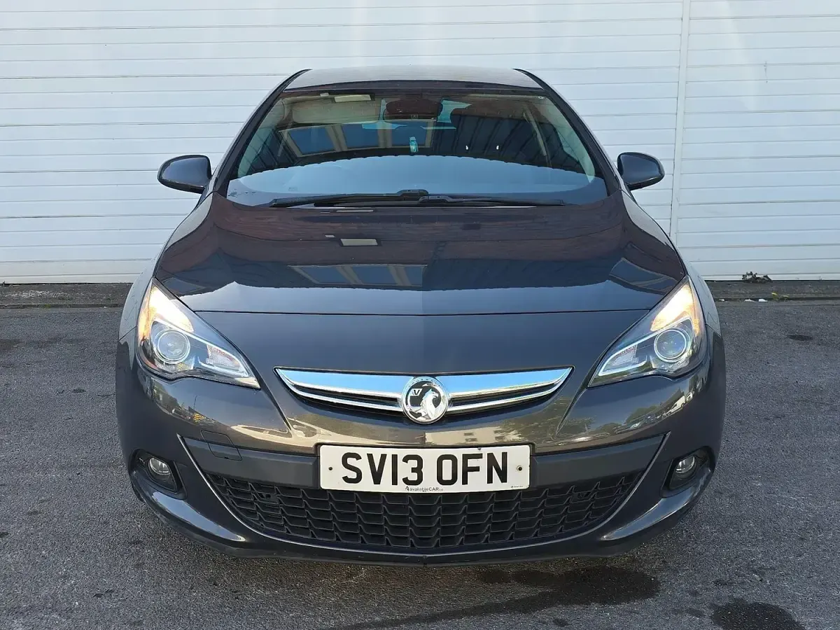 Begagnad Vauxhall Astra GTC SRi 140 HK (102 kW) 2013 Grå Halvkombi