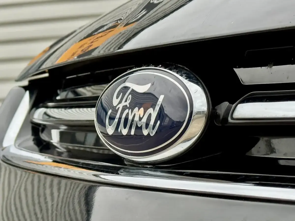 Usado Ford Kuga Titanium 140 HP (102 kW) 2014 Preto SUV