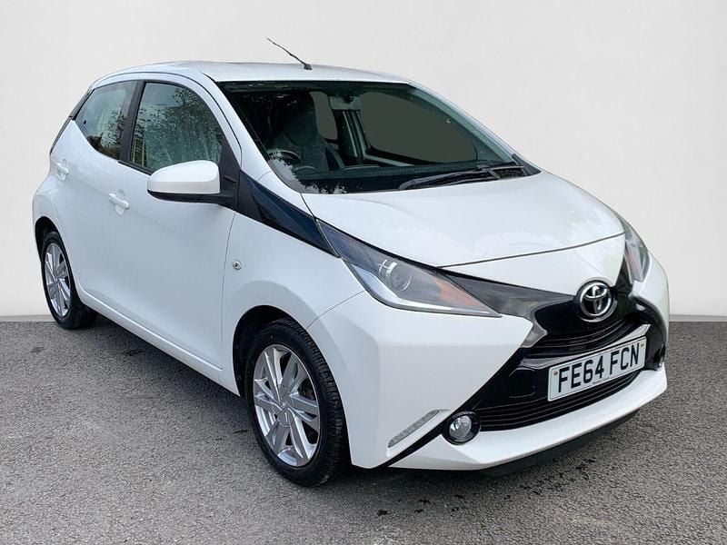 White Used 2014 Toyota Aygo x-press Hatchback | £4,975 (Fair price) - Image 1/4