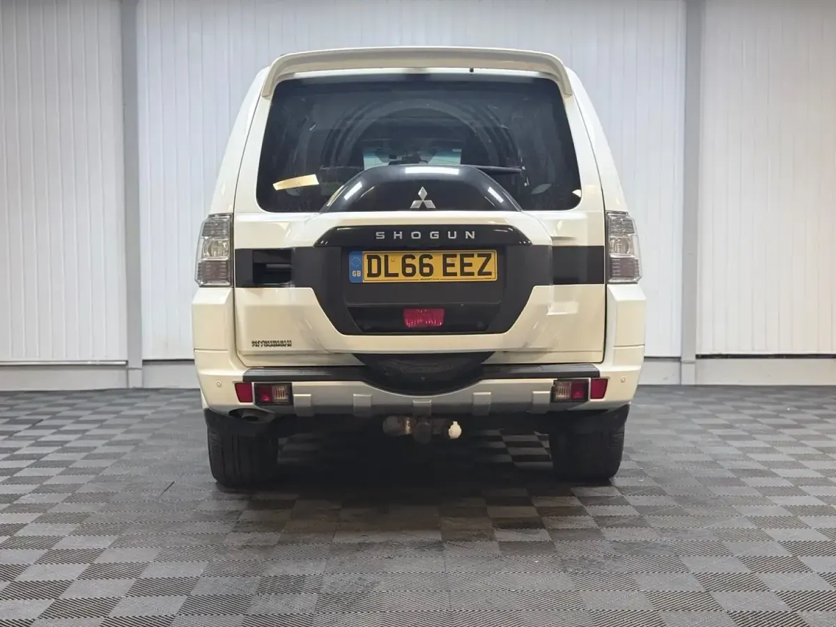 Used Mitsubishi Shogun 187 HP (137 kW) 2016 White SUV