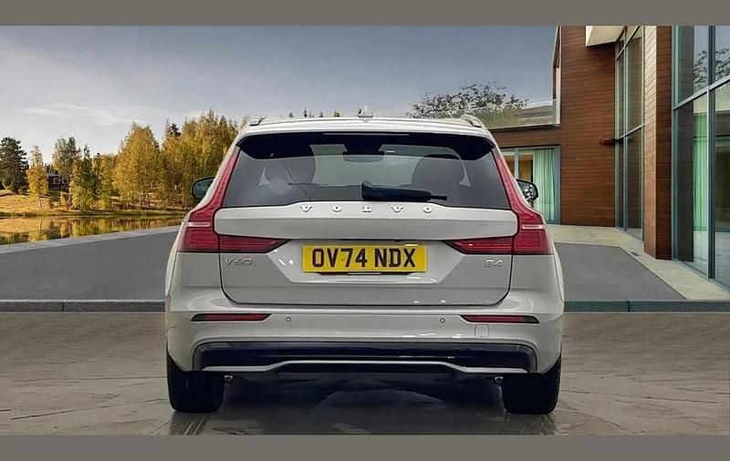 Used Volvo V60 Plus 194 HP (142 kW) 2024 Silver Estate