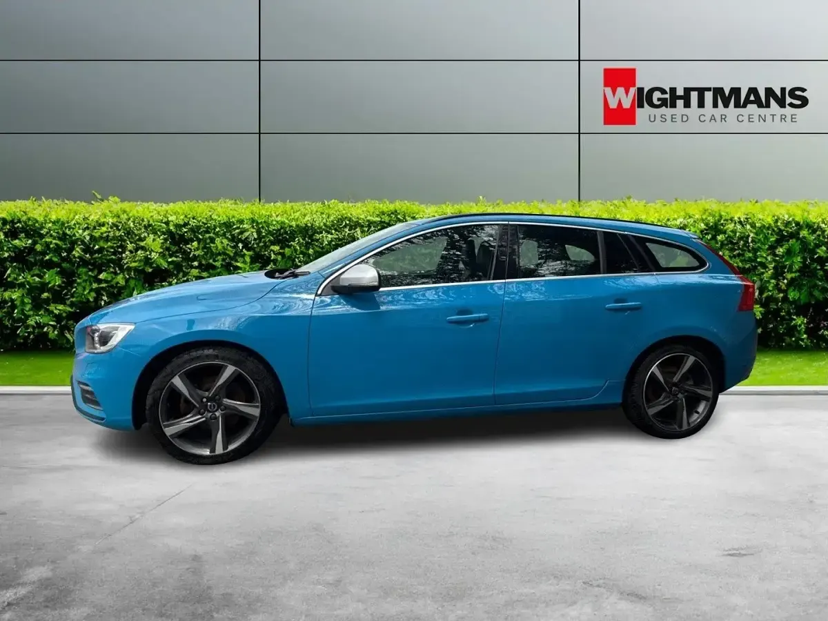 Used Volvo V60 R-Design 115 HP (84 kW) 2015 Blue Estate