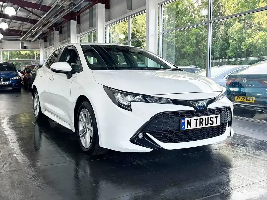 Used Toyota Corolla 122 HP (89 kW) 2022 White Hatchback